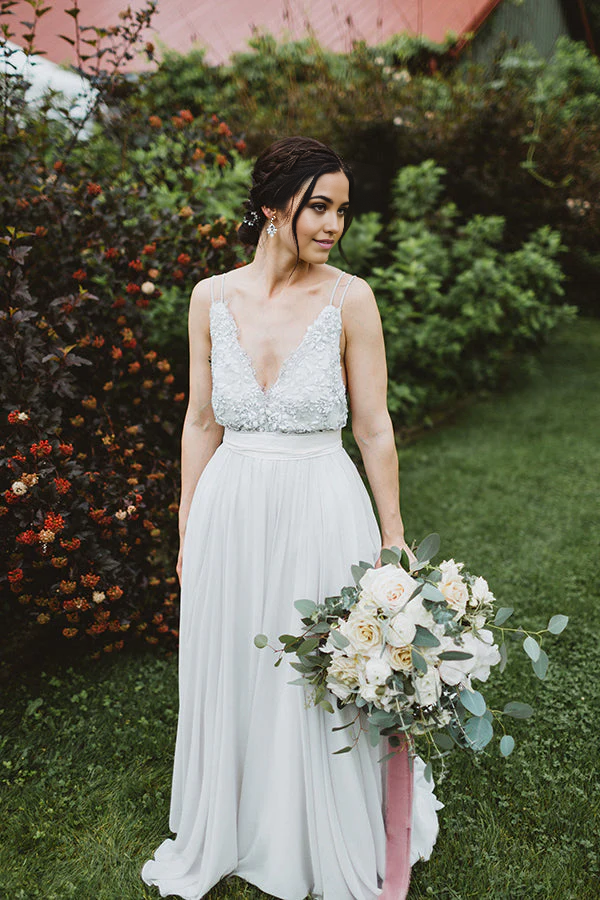 Vestidos de novia de gasa con escote en V y tirantes finos, espalda descubierta y apliques